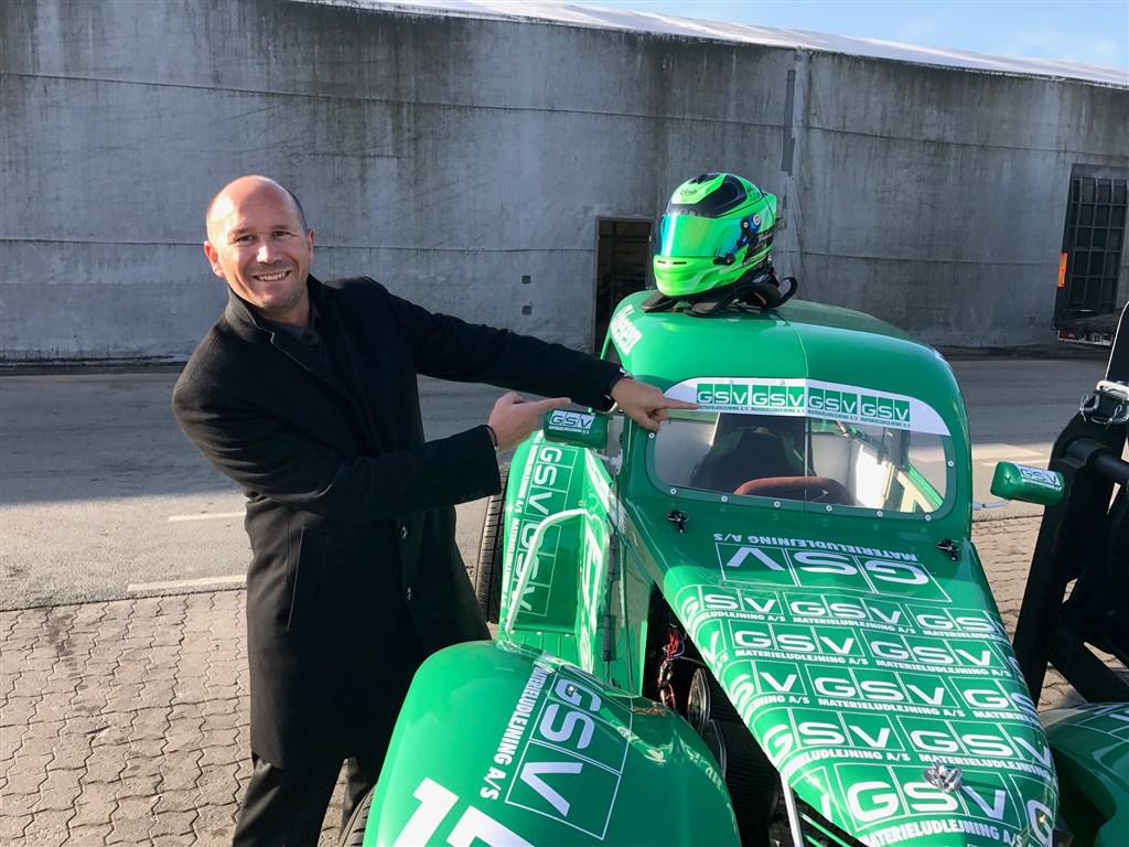 Dan Protin er yderst tilfreds med det nye design på Legend #177 som Lars Bohnensach Ebbesen skal køre i i 2017
(Foto: Racing Team Næsbjerg Gulve)